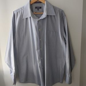 Men's dress shirt, resistant to wrinkles, cleaned pressed ready to go. XL